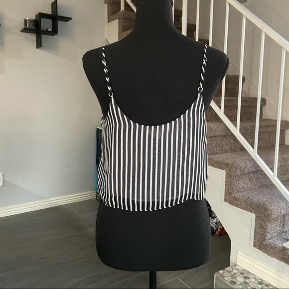 Arden B flowy crop top - Picture 2 of 6